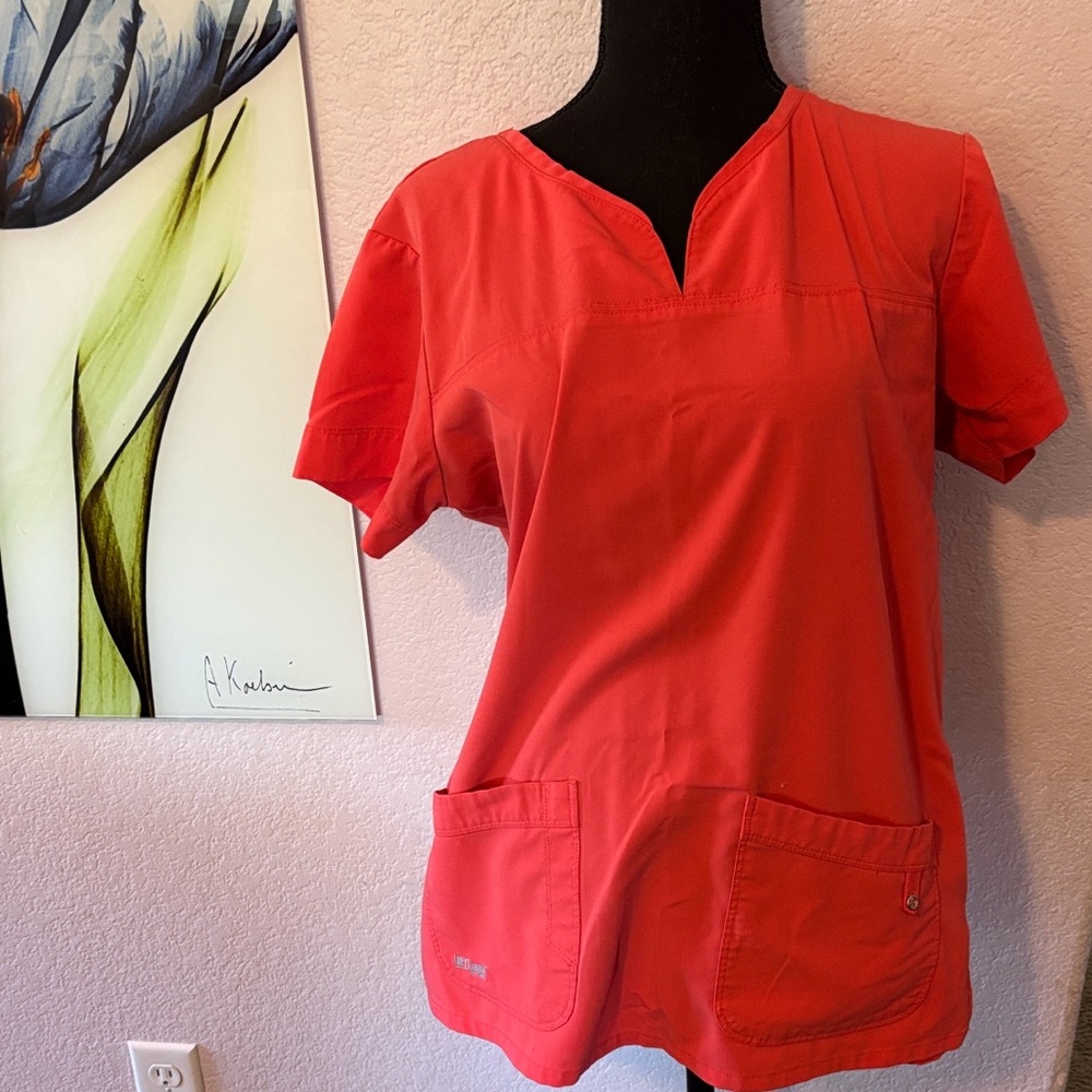 scrub top size medium has a stain - Picture 2 of 6